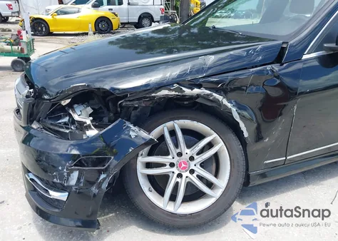 2013 Mercedes-Benz C 300 Luxury 4Matic/Sport 4Matic z USA, uszkodzony, nr VIN WDDGF8AB3DG067271